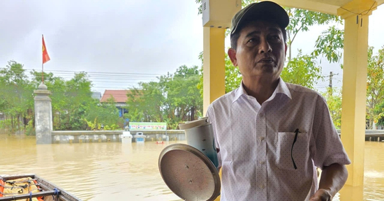 Trưởng thôn mang nồi sắn luộc đi ăn lấy sức cứu trợ, để phần quà cho dân