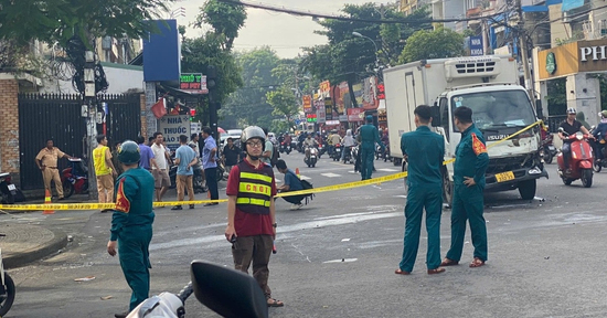 Va chạm với ô tô, xe máy chở đôi nam nữ văng xa 20m, cô gái tử vong tại chỗ