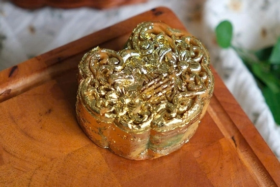 Bánh trung thu dát vàng 24K giá tiền triệu hút khách