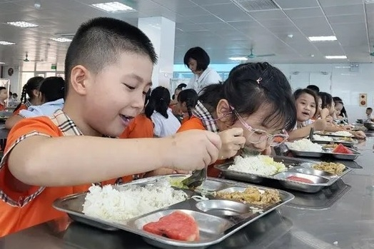 Hà Nội lập đoàn kiểm tra đột xuất bữa ăn bán trú học sinh sau ồn ào rau 'phù phép'