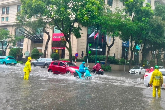 Ứng phó bão số 11, Hà Nội bố trí nhân sự trực tại 30 điểm nguy cơ ngập úng