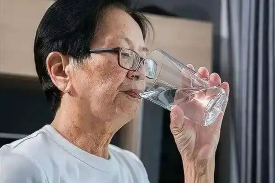 Bác sĩ cảnh báo: Người thận yếu sau khi uống nước sẽ có 3 dấu hiệu bất thường