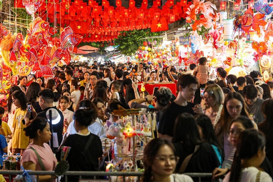 Biển người chen chân trên phố Hàng Mã đón Trung thu sớm