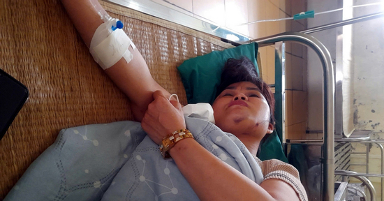 Hai mẹ con bị hành hung giữa đường, nạn nhân mang bầu 7 tuần phải nhập viện