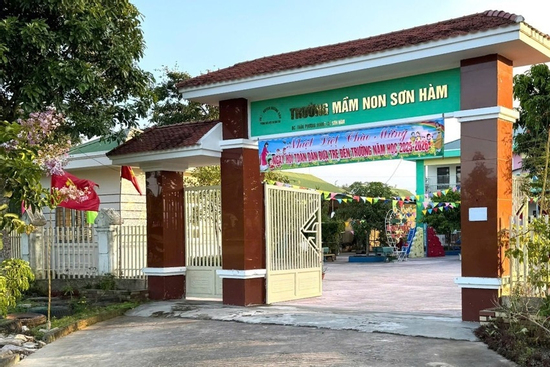 Cách chức nữ hiệu trưởng lơ là để giáo viên bị chậm lương