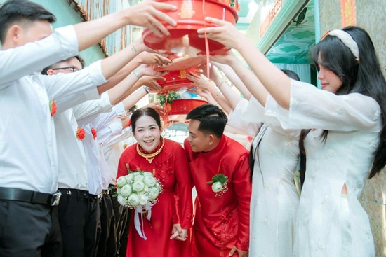Cặp đôi nhà sát vách kết hôn sau 11 năm yêu, dựng chung rạp cưới, thuê chung MC