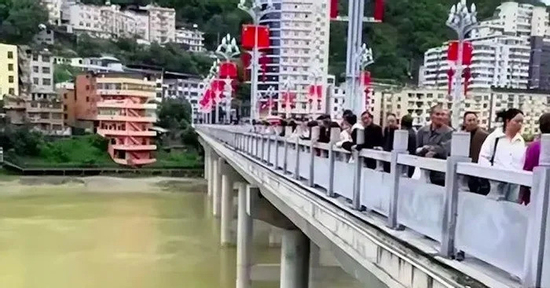 Chú rể phẫn uất gieo mình xuống sông vì cô dâu đòi thêm tiền sính lễ