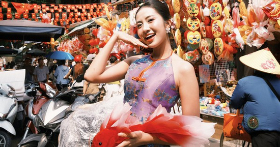 Hà Trúc Linh gây chú ý với áo yếm lụa đào trên phố Hàng Mã đón Tết Trung Thu