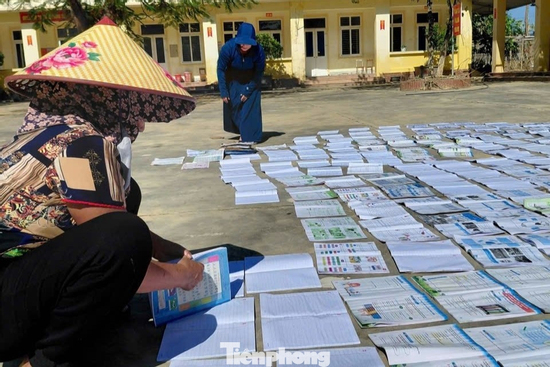 Nắng lên sau lũ, thầy cô tất bật ‘cứu’ sách vở, giữ lại tri thức cho học trò