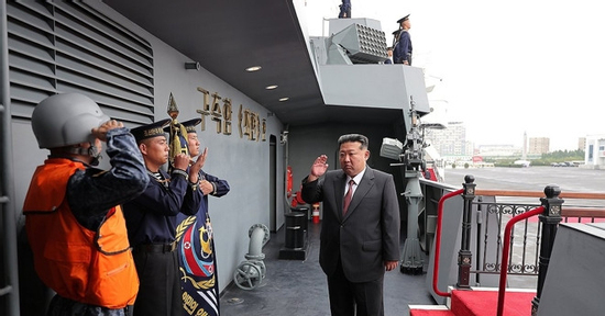 Ông Kim Jong Un xuất hiện trên tàu khu trục 5.000 tấn đầu tiên của Triều Tiên