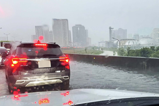 'Cơn ác mộng' lúc sáng sớm tại Thủ đô, nước mênh mông tuyến vành đai 3 trên cao