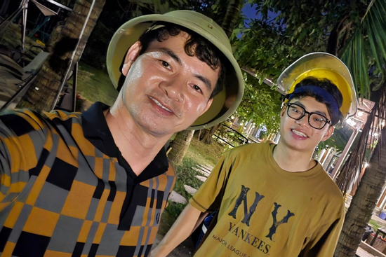 Con trai NSND Xuân Bắc cùng bố nửa đêm chống bão