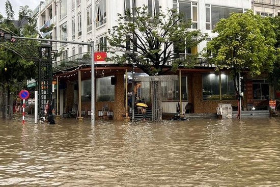 Giữa mùa mưa bão, môi giới đua nhau quảng cáo bán nhà 'không ngập lụt'