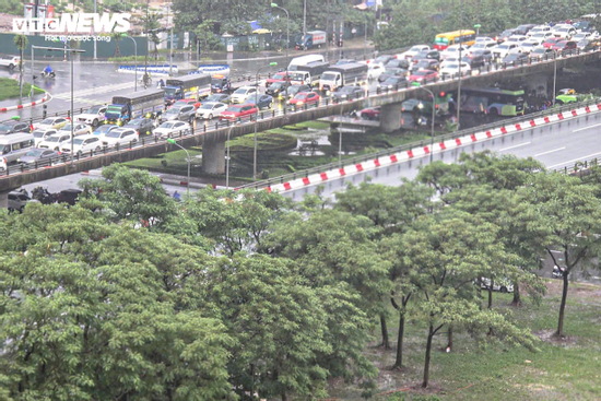 Hà Nội mưa lớn, Đại lộ Thăng Long ngập gần nửa mét, giao thông tê liệt kéo dài