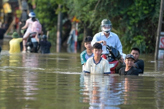 Hà Nội: Mưa lớn, nhiều trường chuyển hướng học trực tuyến