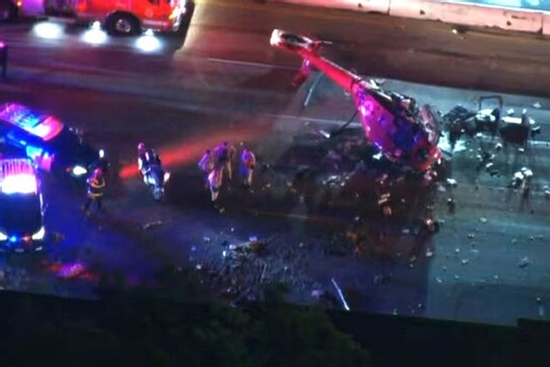 Khoảnh khắc trực thăng y tế Mỹ lao xuống cao tốc