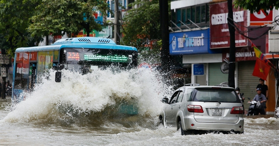 Mưa dữ dội suốt đêm, Hà Nội lại ngập ở nhiều tuyến phố