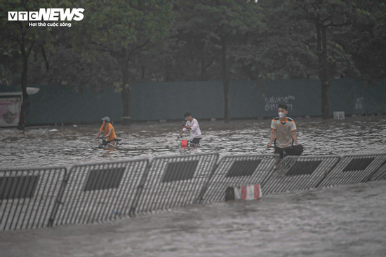 Mưa lớn biến Mỹ Đình thành biển nước, dân trả trăm nghìn thuê kéo xe qua điểm ngập