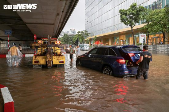Ô tô ngập kín biển số, chủ xe bất lực chờ cứu hộ giữa biển nước