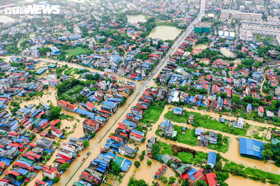 Phố trung tâm Thái Nguyên chìm trong biển nước, có nơi ngập gần nóc nhà