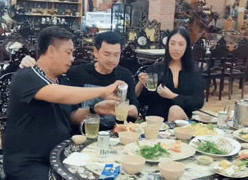 Vợ kém Quang Minh 37 tuổi gây tranh cãi với hành động khoe thân phản cảm trên bàn nhậu