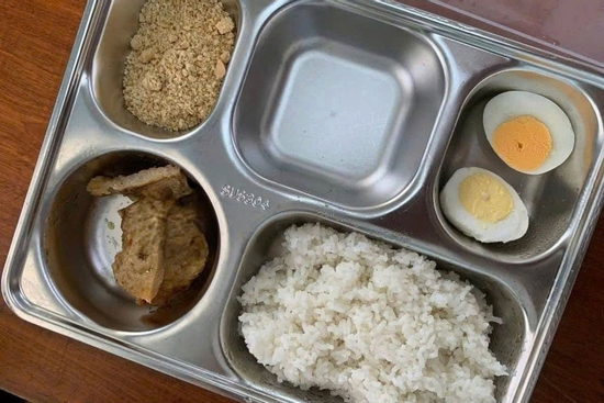 Xôn xao hình ảnh bữa ăn bán trú giá 25.000 đồng chỉ có trứng và vài lát chả