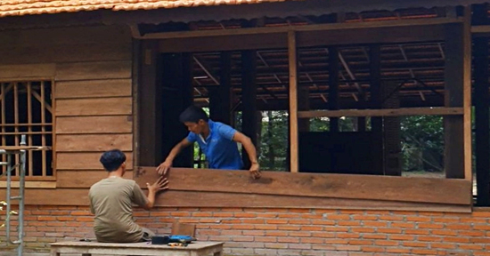 9X Đồng Nai giã từ phố thị, gom gỗ cũ dựng nhà giữa rừng cao su tìm lại tuổi thơ