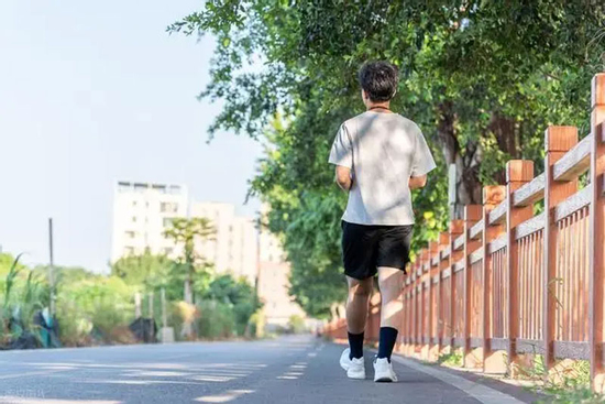 Bác sĩ: Người bị cục máu đông thường có 4 triệu chứng khi đi bộ