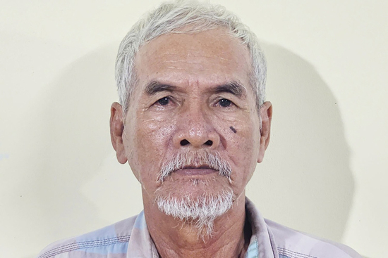 Bé gái 10 tuổi đi vào dãy trọ xin đồ ăn, người đàn ông có hành vi gây phẫn nộ