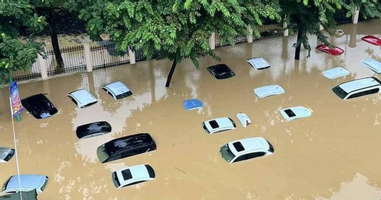 Lũ đổ về cuồn cuộn, nhiều khu dân cư bị cô lập, nhà dân, ô tô chìm trong 
