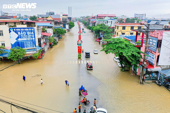 Lũ trên sông Cầu vượt đỉnh lịch sử hơn 1m, Thái Nguyên ngập đến cuối tuần
