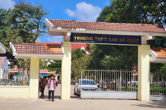 Miễn nhiệm chức vụ nữ hiệu trưởng cho học sinh lớp 12 'tự nguyện' nghỉ học