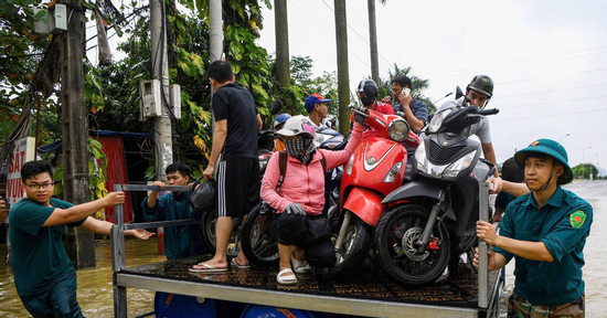 Trời hửng nắng, nhiều người Hà Nội vẫn phải 'lụy đò'