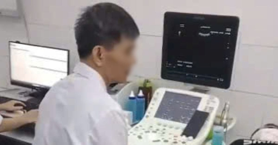 Bệnh viện lý giải việc bác sĩ vừa siêu âm vừa xem bóng đá trên điện thoại