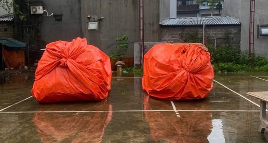 Bọc bạt kín như bưng, hai ô tô ở Thái Nguyên vẫn 'mất tích' trong mưa ngập