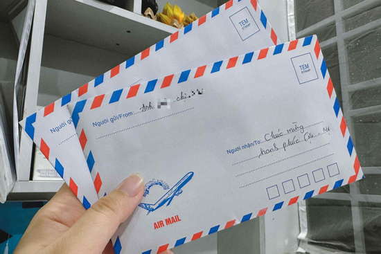 Bóc phong bì mừng cưới của chị chồng, dâu mới tức nghẹn