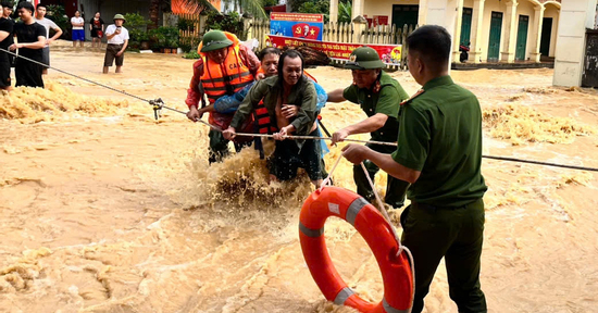 Cảnh sát, quân đội vào vùng ngập lụt lịch sử: 'Không sao, có chú đây rồi'