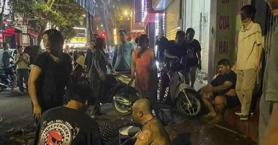 Chủ quán khóa trái cửa, tạt xăng rồi châm lửa đốt khiến 3 người bị thương
