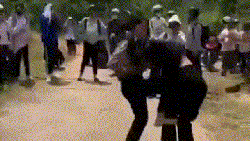 Hai nữ sinh ‘sô lô’, hàng chục bạn đứng quay clip, xúi giục ‘giật tóc đi’
