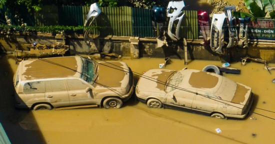 Loạt ô tô 'tan nát' sau khi nổi lên từ bùn lầy ở Thái Nguyên