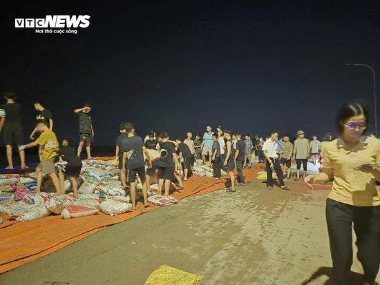 Lũ vượt lịch sử trên sông Cầu, hàng nghìn người đắp đê bối ở Bắc Ninh