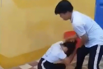 Nam sinh lớp 8 đánh bạn nữ dã man trong lớp, công an vào cuộc