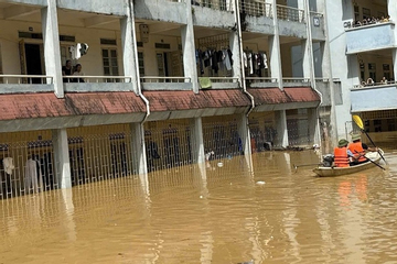 Sinh viên bị cô lập giữa lũ, trường đại học lập đội cứu trợ khẩn cấp trong đêm