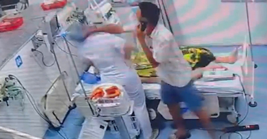 Sở Y tế TPHCM lên tiếng vụ nữ điều dưỡng bị người nhà bệnh nhân đánh liên tiếp vào đầu