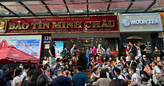 VIDEO: Người dân chen chúc xếp hàng mua vàng khi giá vượt 142 triệu đồng/lượng