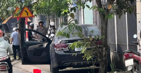 Chủ ô tô tá hoả phát hiện thi thể cô gái đang phân huỷ trong cốp xe