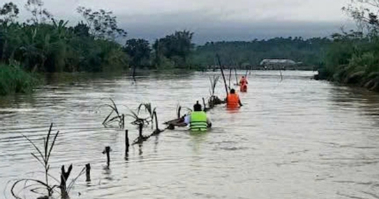 Đi xe đạp điện qua vùng ngập sâu, 3 em nhỏ ở Quảng Trị bị lũ cuốn trôi