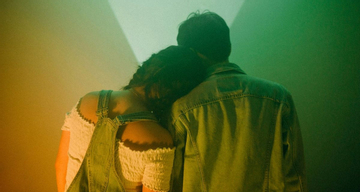 Mẹ chia sẻ bất lực khi con gái lớp 8 'vượt rào' với bạn trai, 700 ý kiến đồng cảm