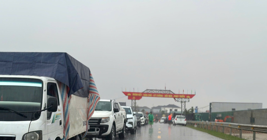 Người dân hối hả đưa hàng trăm ô tô đi 'chạy lụt'