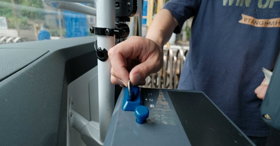 Bỏ hơn 110 triệu đồng vào thùng xe buýt, nữ hành khách khóc tiết lộ lý do